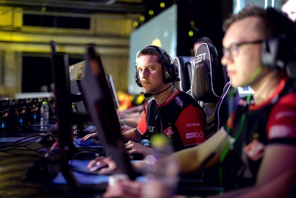 В финале СНГминора по CSGO сыграют forZe и Syman