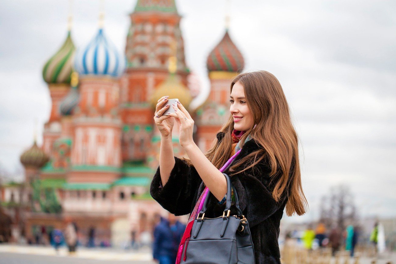 Незабываемая россия. Туристы на красной площади. Девушка на фоне Кремля. Красивые девушки Москвы. Туризм красная площадь.