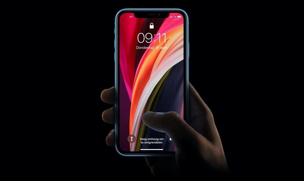 Ютубер распаковал iPhone SE 2022 года  он даже поиграл на нем в Cyberpunk 2077