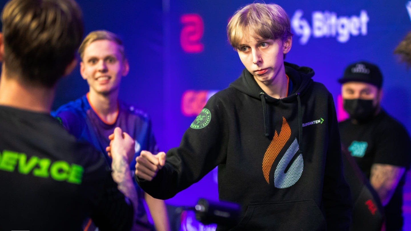 На турнире по CSGO проигрок спалил имбовый Молотов на Overpass
