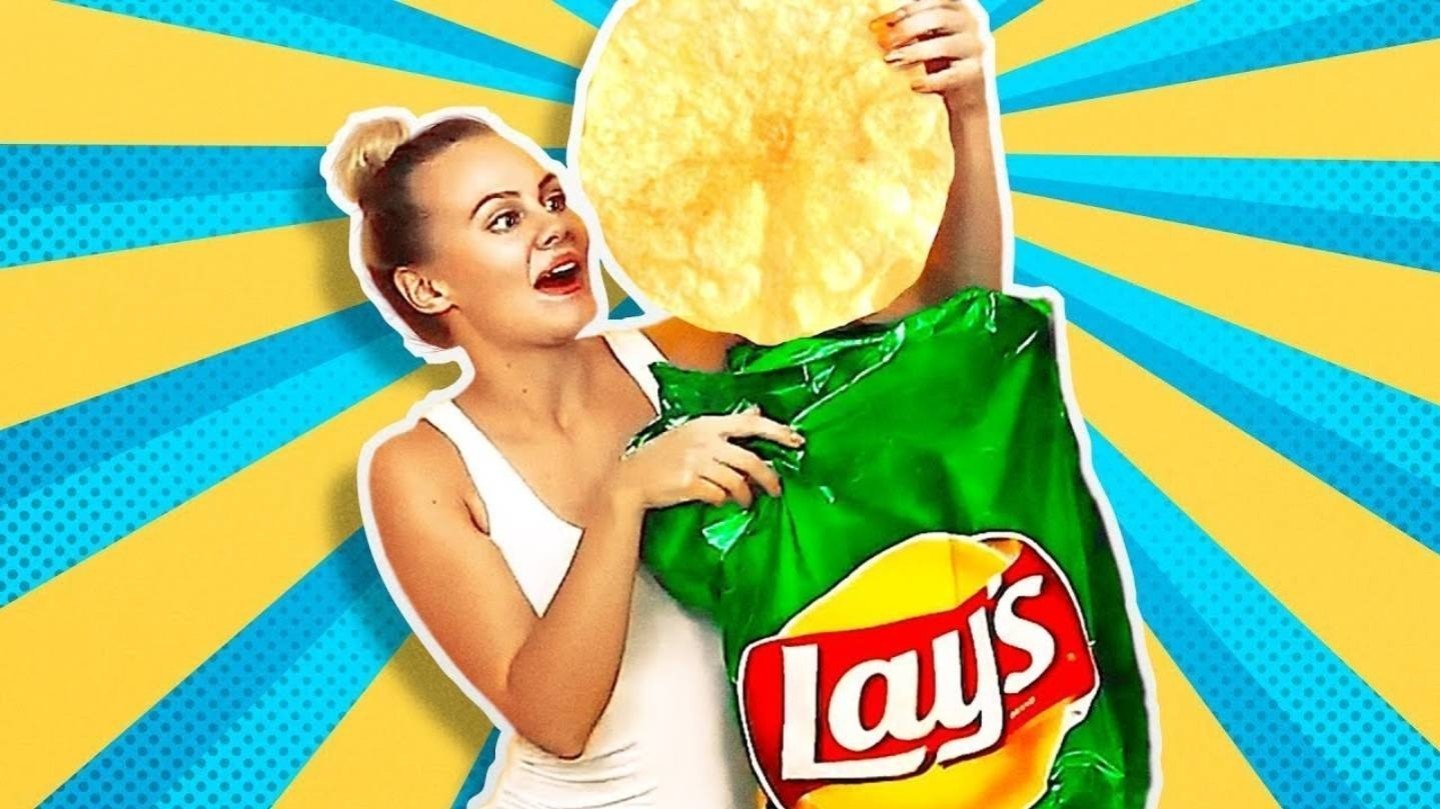 Lays лето вокруг света. Реклама чипсов. Чипсы Лейс. Рекламный плакат чипсов. Реклама Лейс.