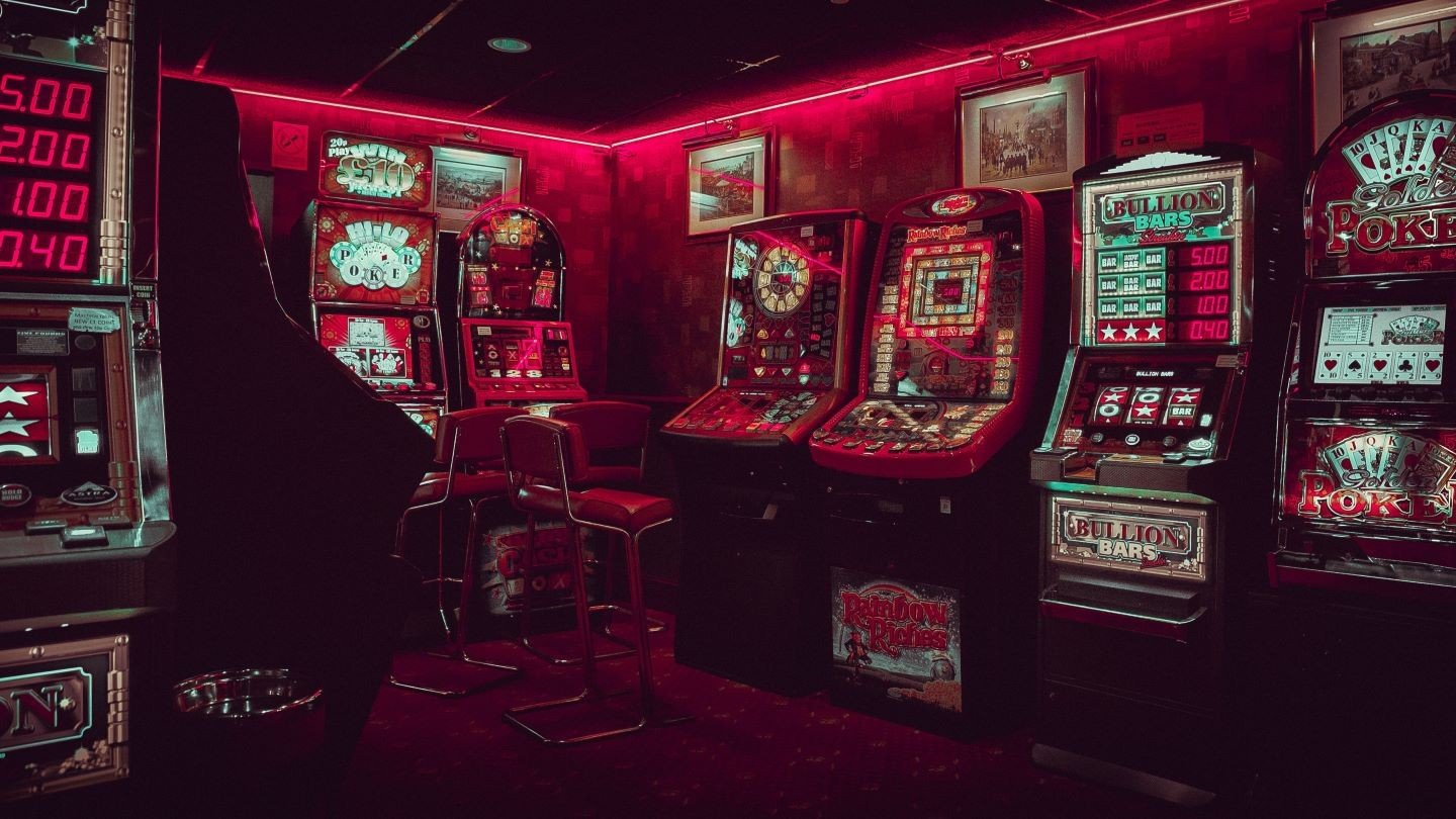 Пробки автоматы игровые играть new retro casino. Игровые автоматы 1980. Слоты казино. Игровые автоматы Адмирал три икса. Витрина казино.