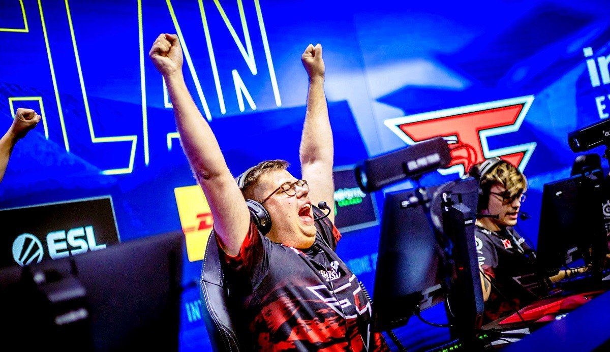 Прижатые к стенке  прогноз на матч FaZe Clan и Astralis BLAST Premier Fall Groups 2022