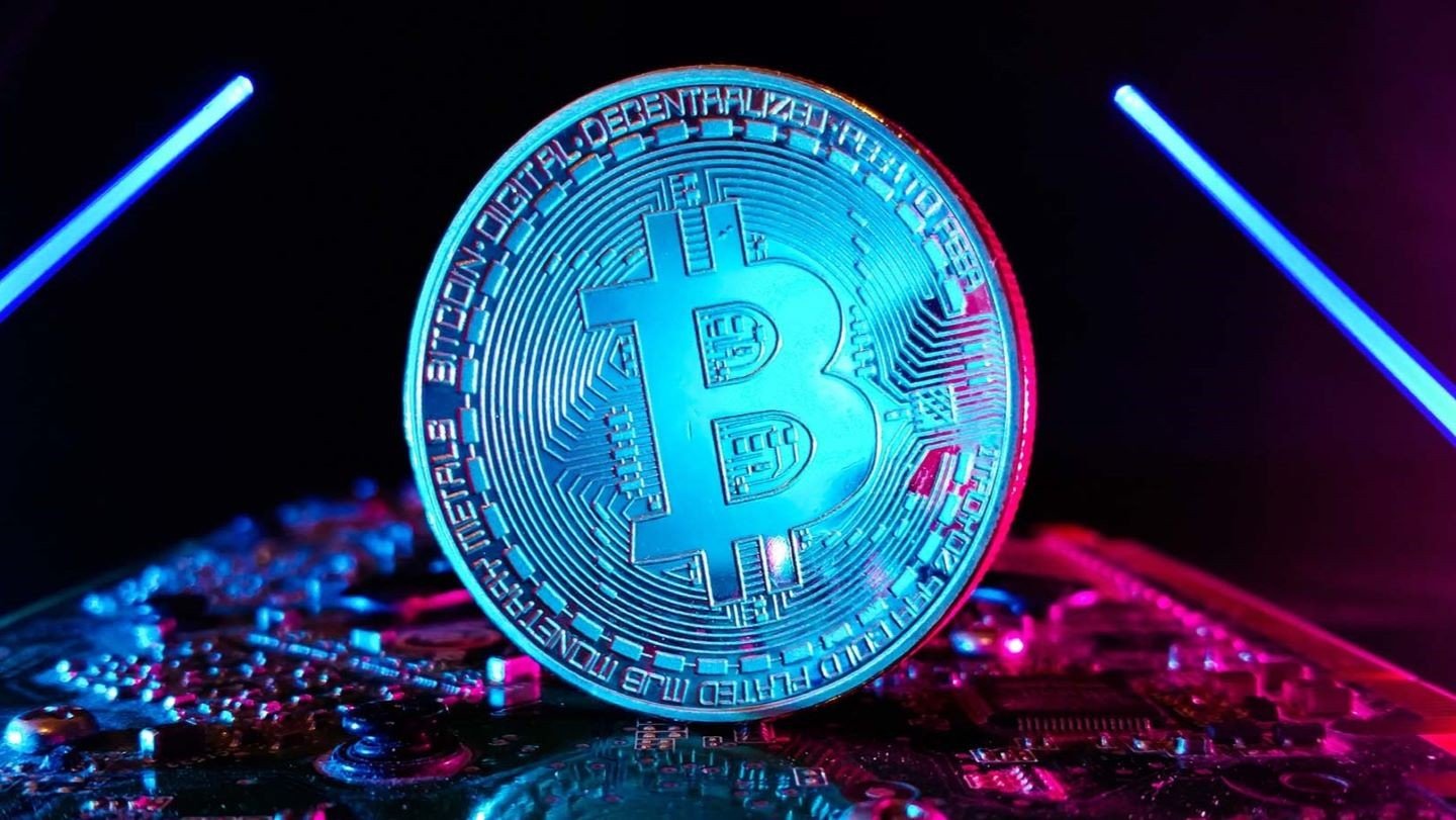 Биткоин упал ниже  20 тысяч  валюта подешевела почти на 60 за 2022 год