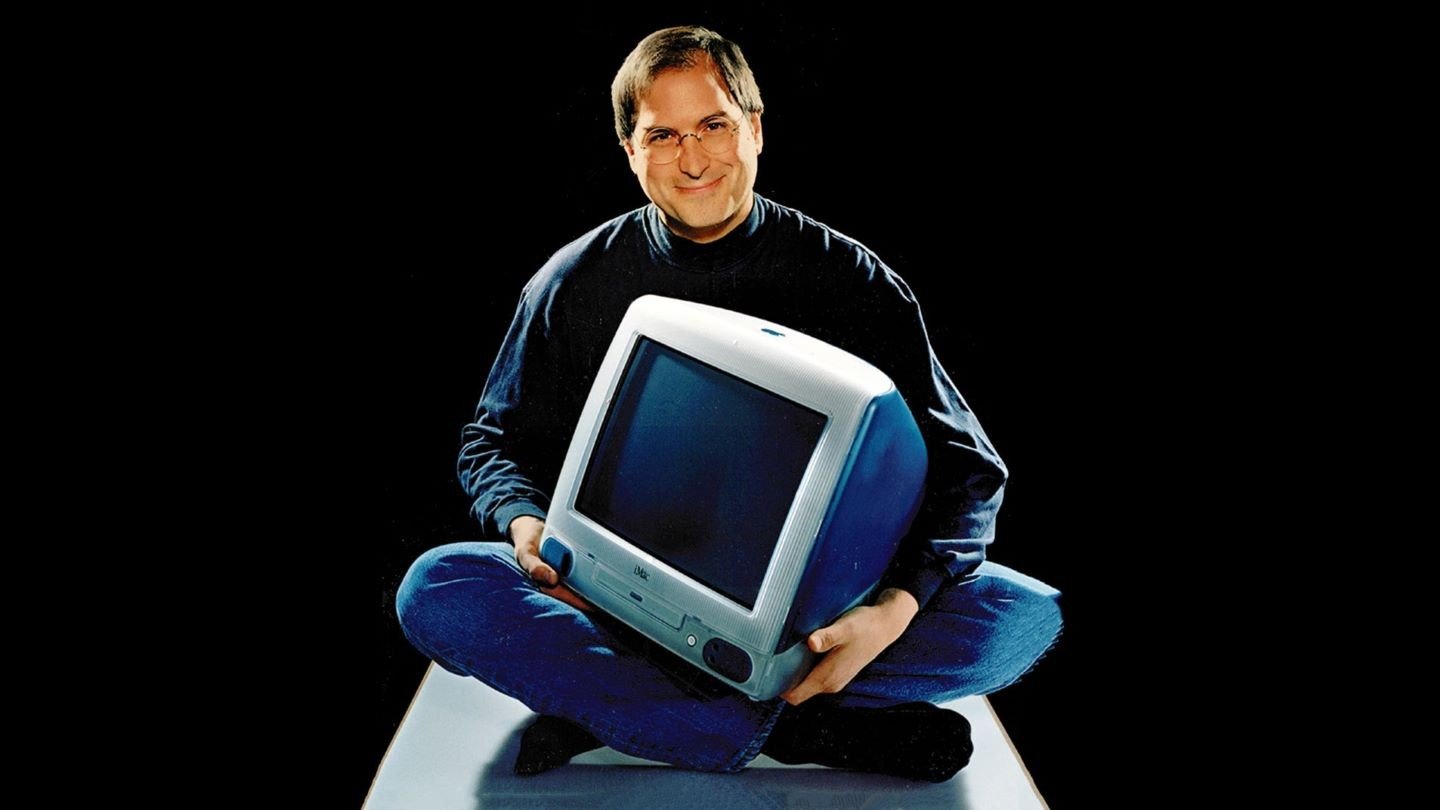 Стив Джобс IMAC 1998. Стив Джобс Apple 3. Стив Джобс с аймаком. Стив Джобс Возняк и Уэйн.