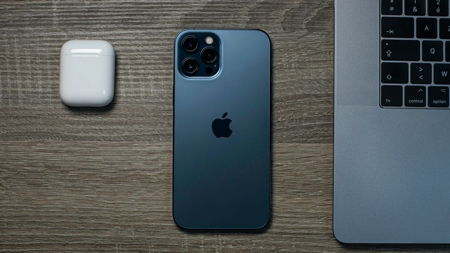 iPhone 12 Pro Max рекордно подешевел в России и скоро исчезнет с рынка