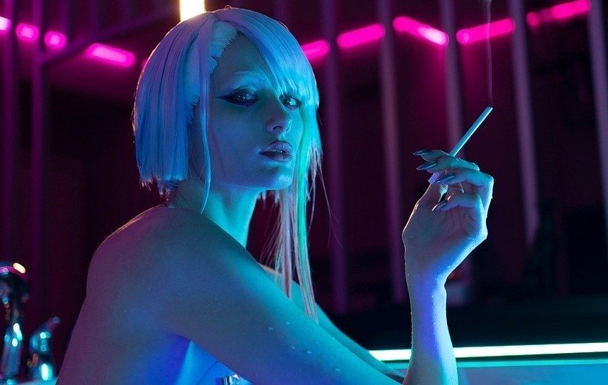 Стройная модель похвасталась фигурой в косплее на Люси из Cyberpunk Edgerunners