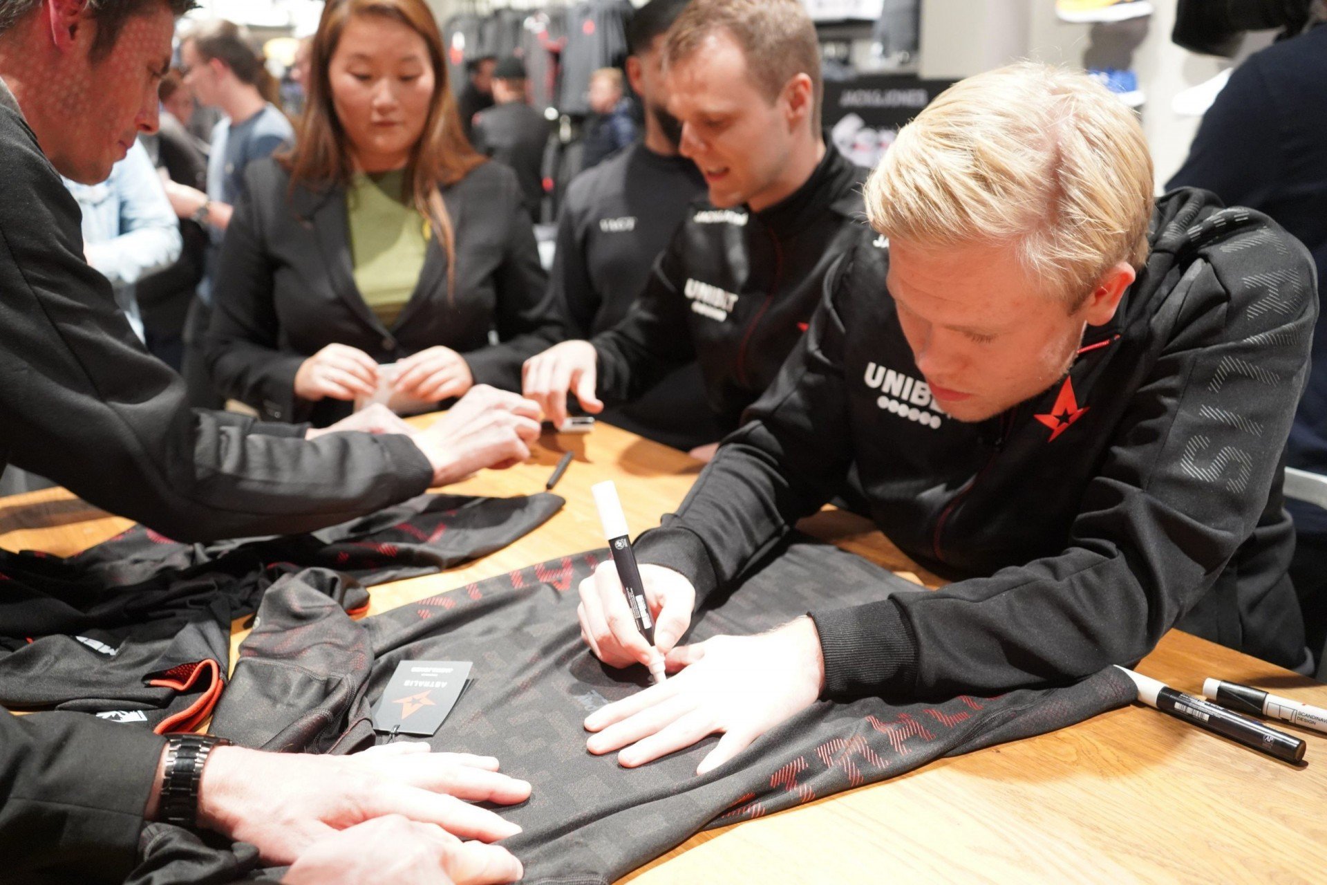 Astralis представили новую форму от Jack  Jones для команды по CSGO