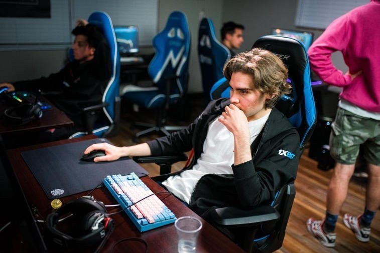 Петушара покидает Dota Summit 11