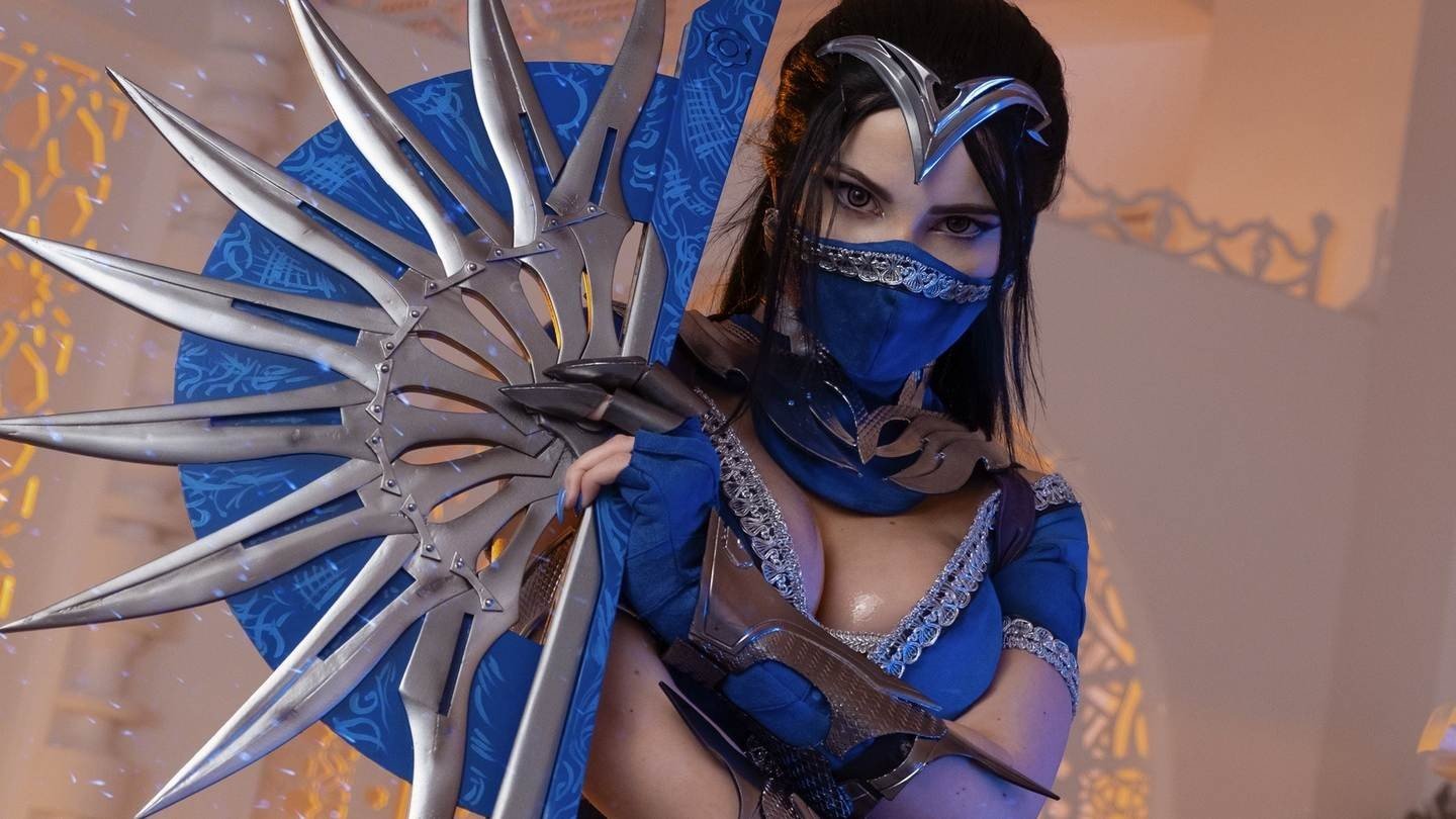 OICHI показала горячий косплей Китаны из Mortal Kombat не снимая одежды