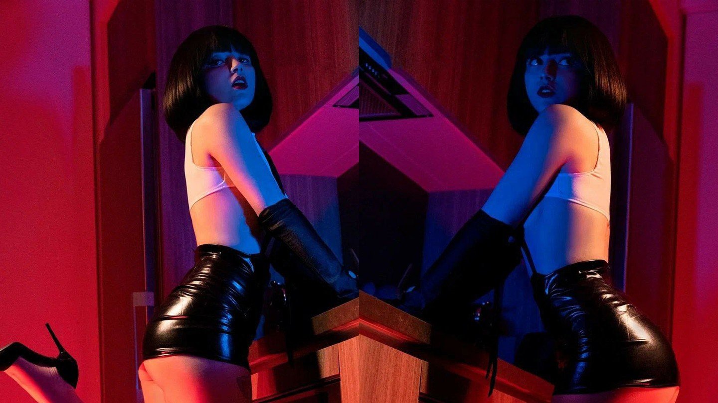 Оляша светит попой в стрингах  стримерша активно разогревает свой OnlyFans