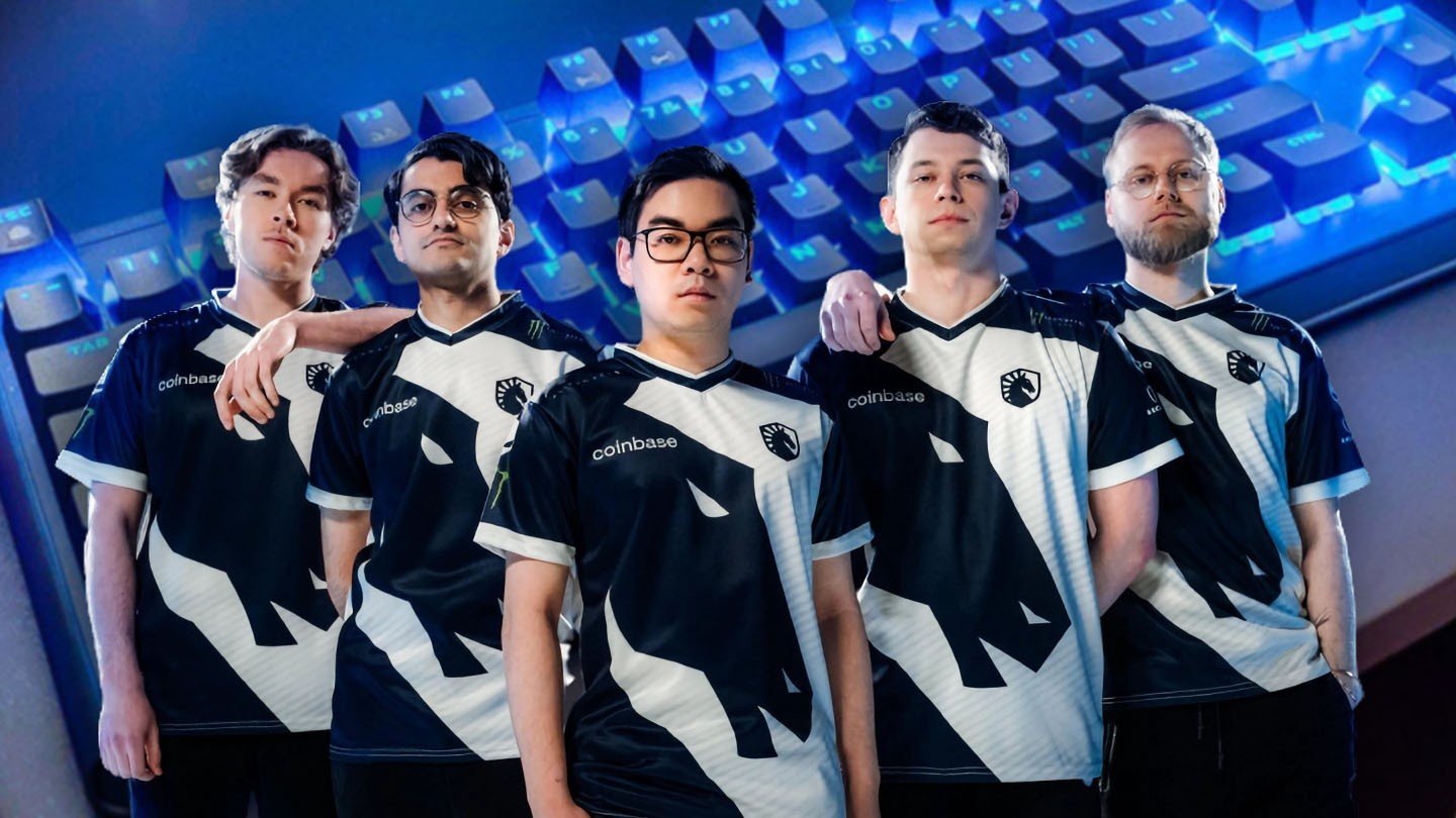 Liquid сыграла в Dota 2 на 5метровой клавиатуре и гигантской мыши от Alienware