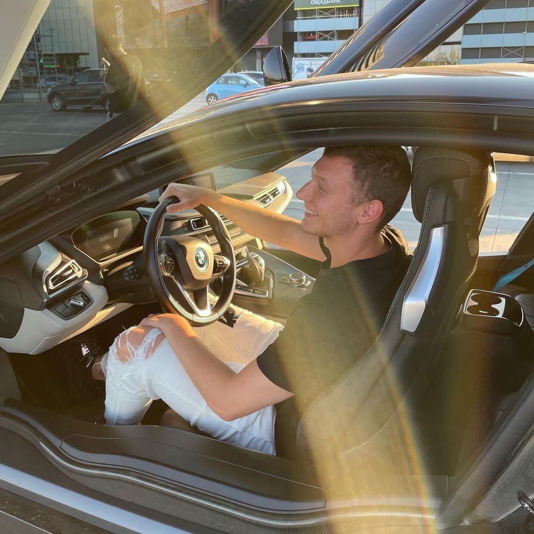 Роман Resolut1on Фоминок похвастался новой тачкой он приобрел BMW i8 за 10 миллионов рублей