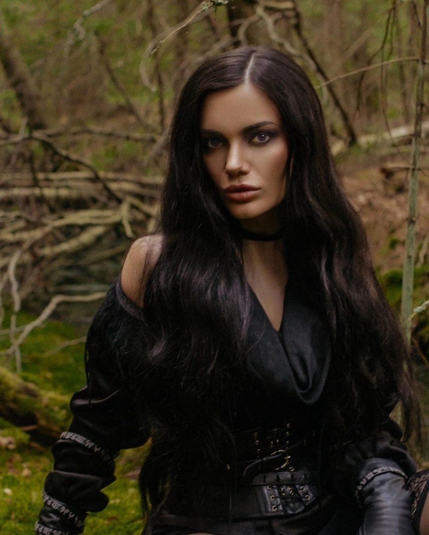 Фиалковые глаза сведут с ума не только Геральта Косплеерша Velveteen Velours показала свою версию Йеннифэр из The Witcher 3