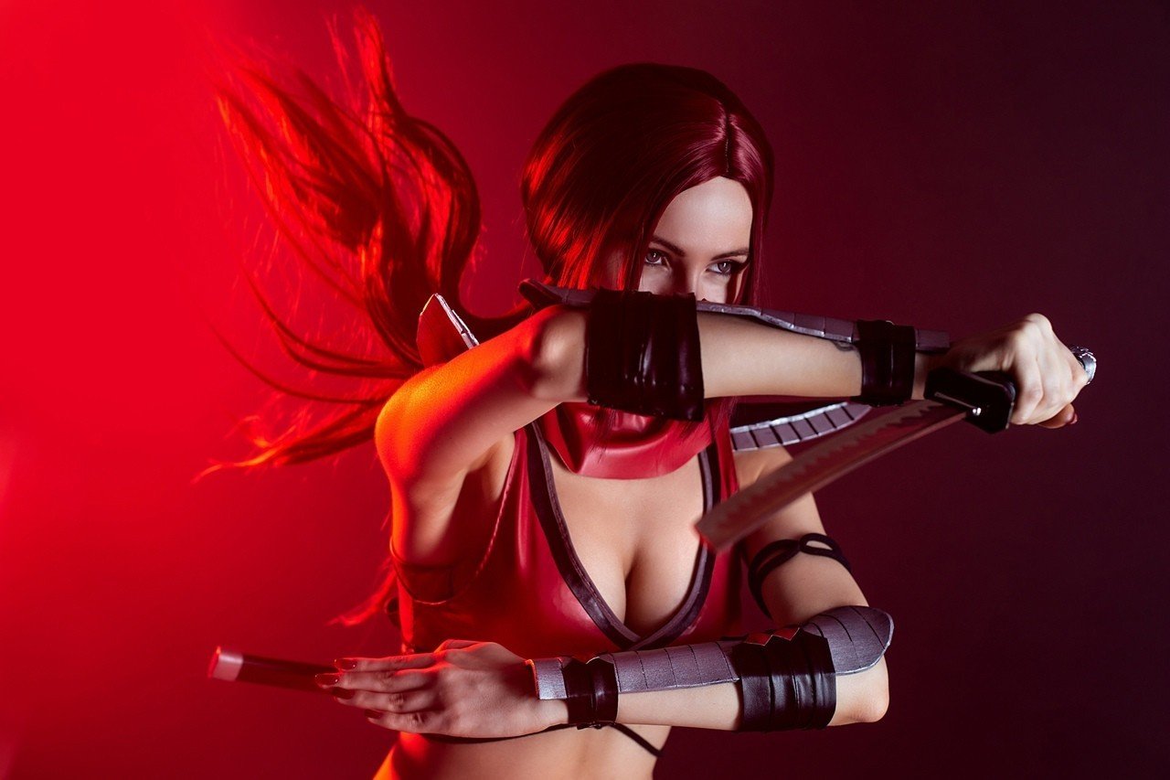 Больше крови для Бога крови Эльвира Савинкова перевоплотилась в Скарлет из Mortal Kombat 11