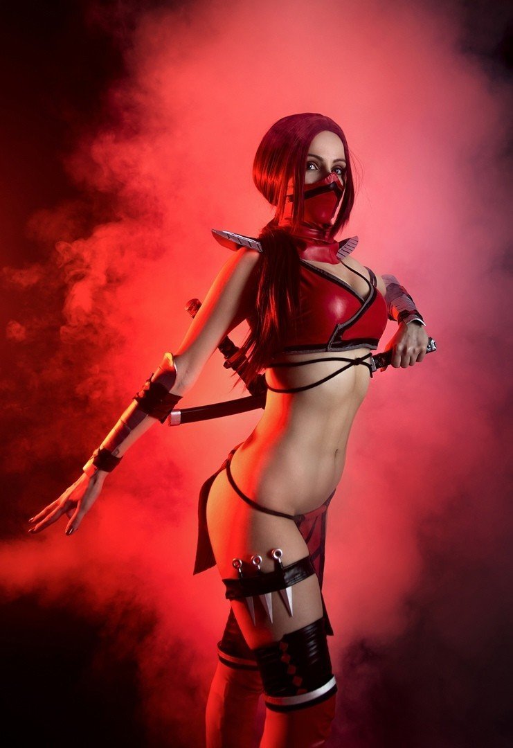 Больше крови для Бога крови Эльвира Савинкова перевоплотилась в Скарлет из Mortal Kombat 11
