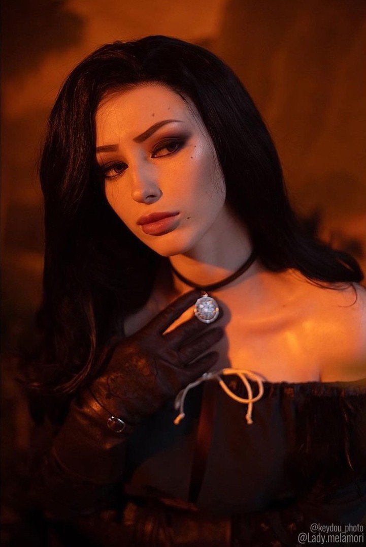 Попробуй посмотреть ей в глаза Сексуальный косплей на Йеннифэр из The Witcher 3