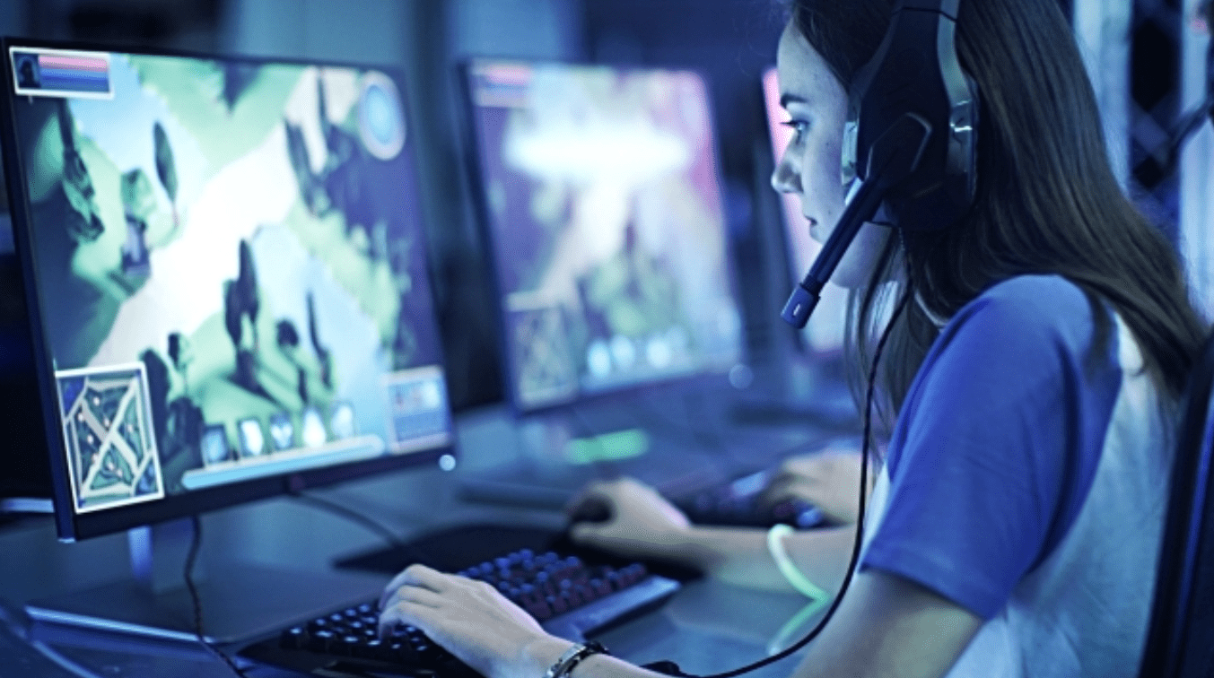 Nsfw gamer. Девушки за компьютерными играми. Девушка геймер. Девочка за компьютерной игрой. Компьютерные девушки.
