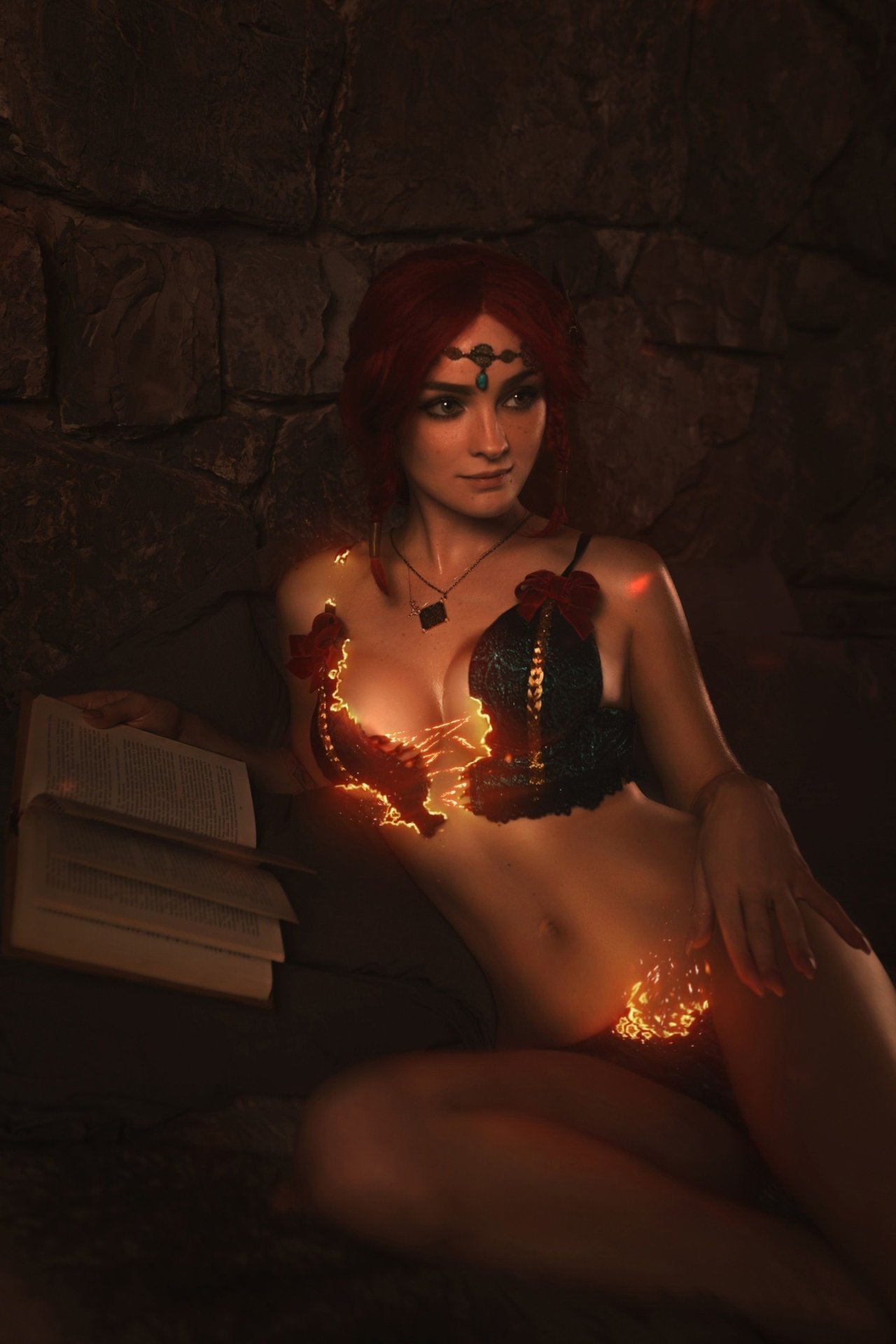 Косплей сексуальная Трисс из The Witcher 3 в сгорающем нижнем белье