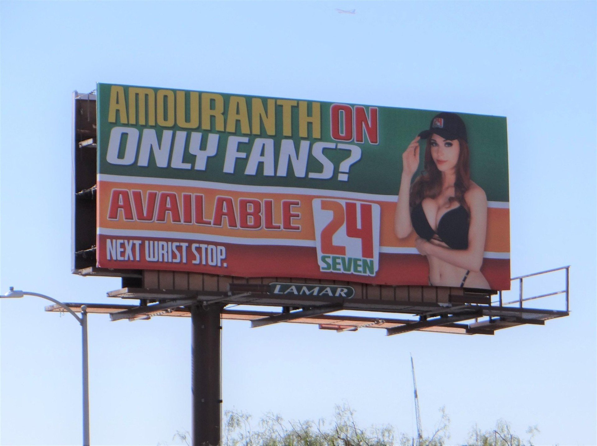 В Голливуде появились билборды с Amouranth стримерша решила пропиарить себя