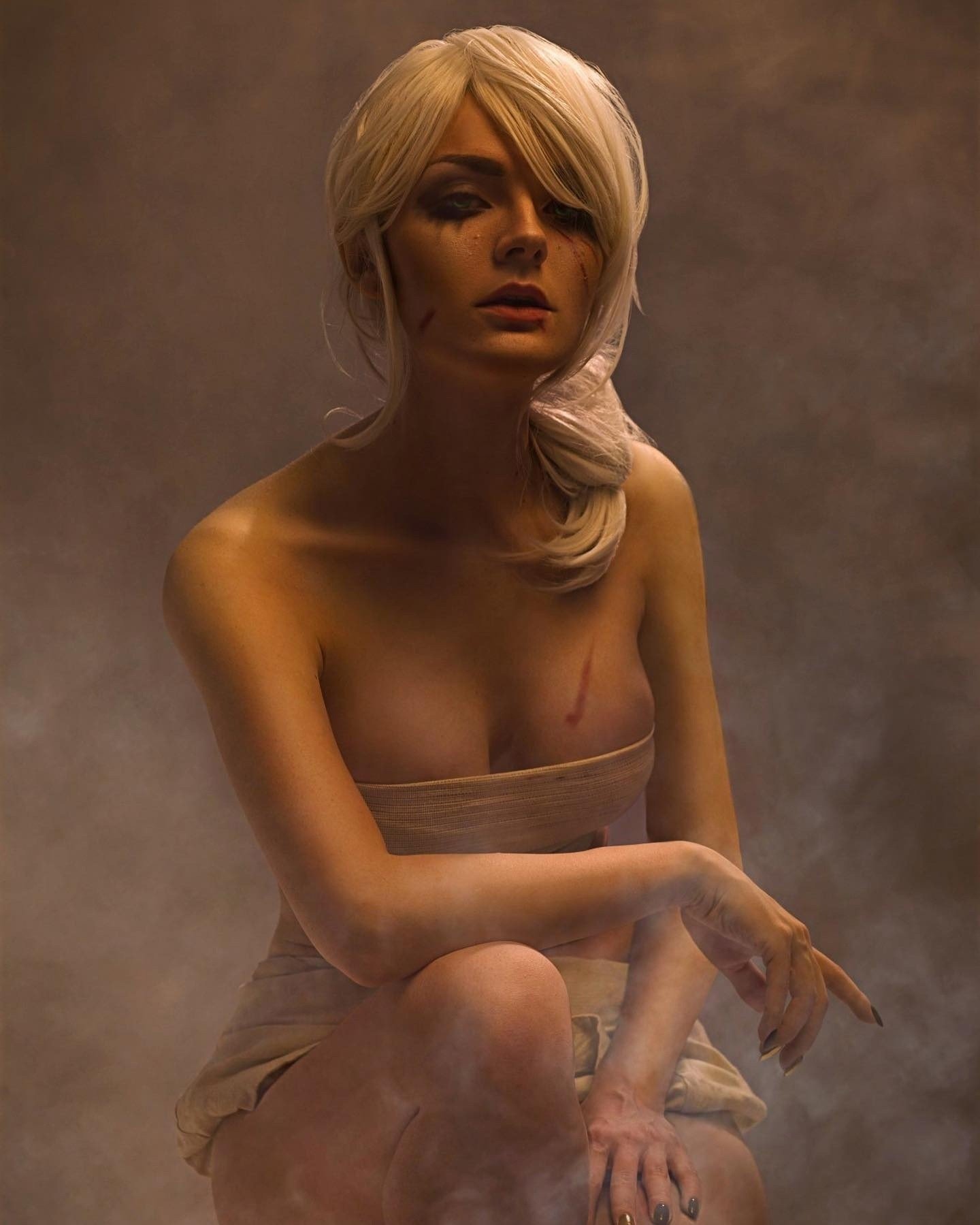 Косплей украинская модель в образе полуобнаженной Цири из The Witcher 3