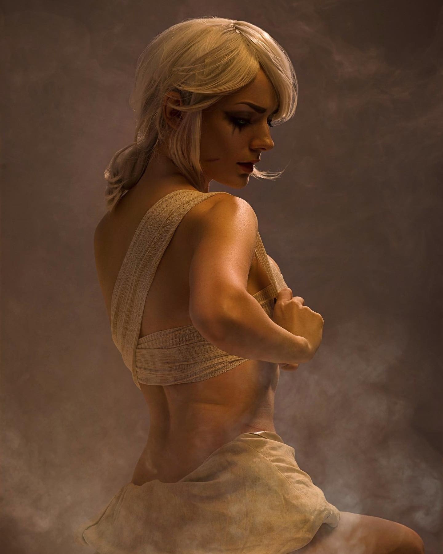 Косплей украинская модель в образе полуобнаженной Цири из The Witcher 3