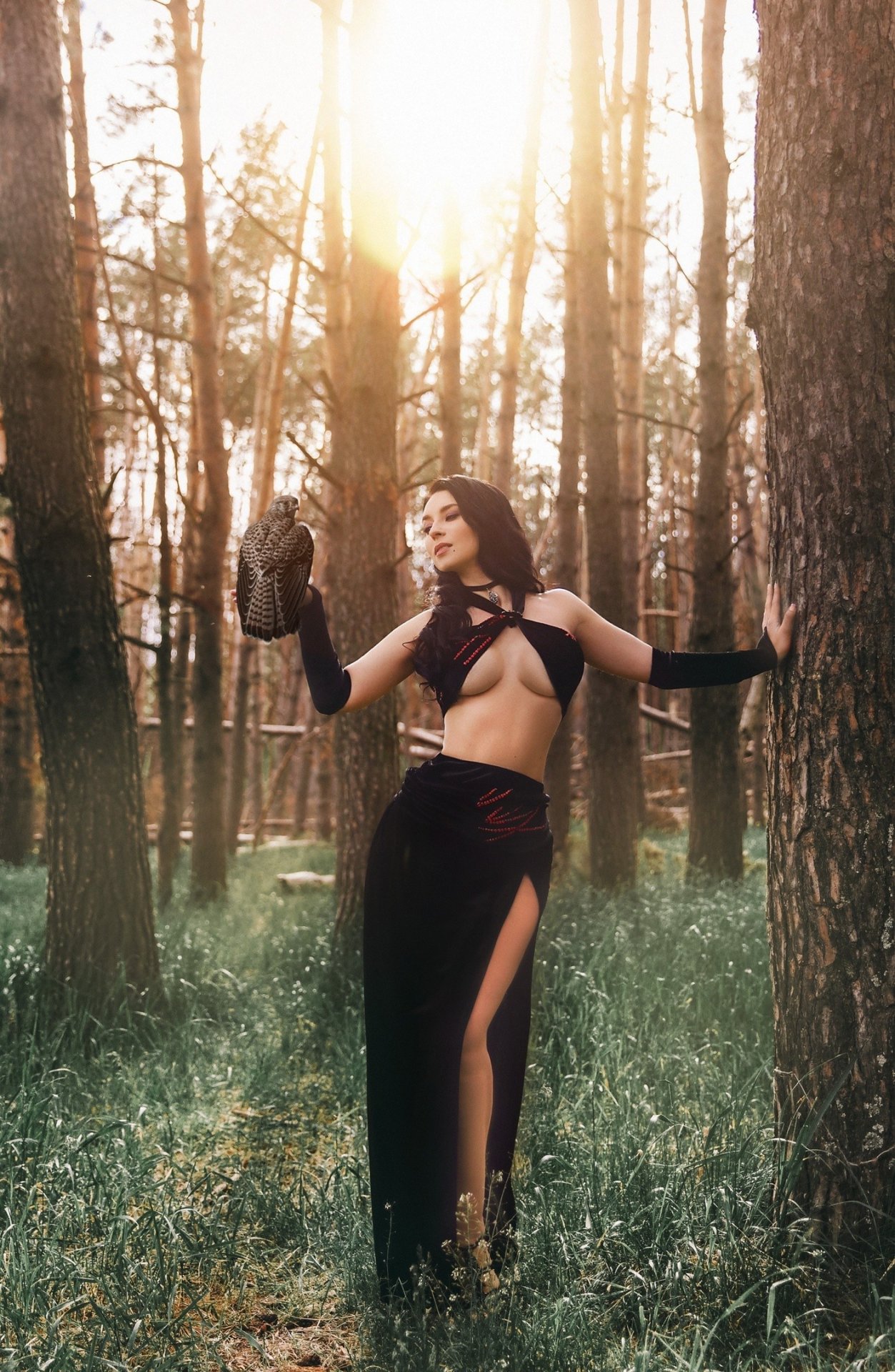 Косплей соблазнительная Йеннифэр из The Witcher 3 в сексуальном костюме