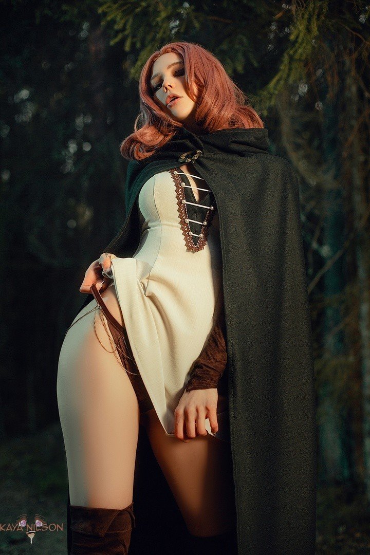 Косплей Мелина из Elden Ring с шикарной фигурой в нижнем белье