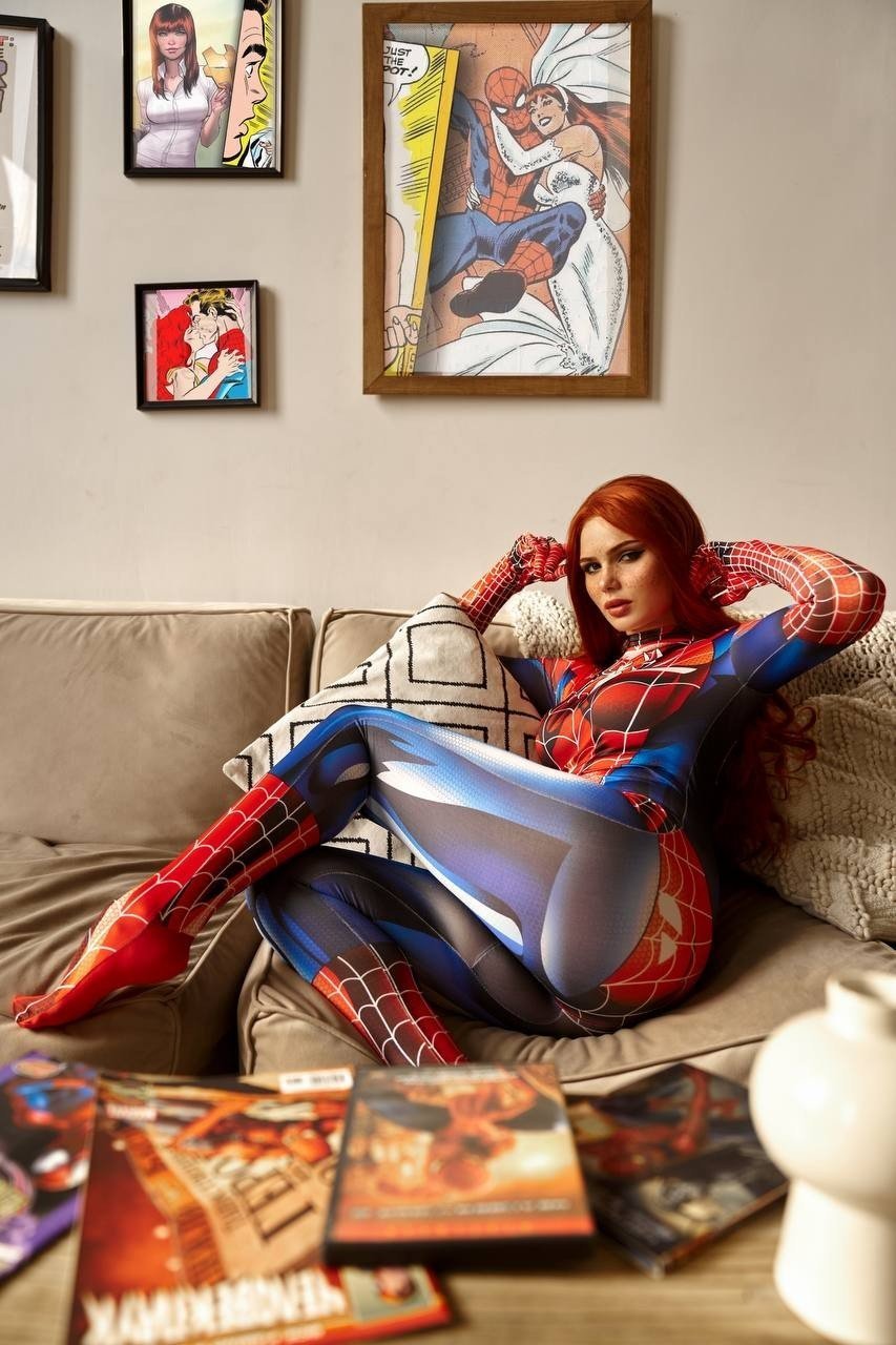 Косплей Мэри Джейн в облегающем костюме Человекапаука