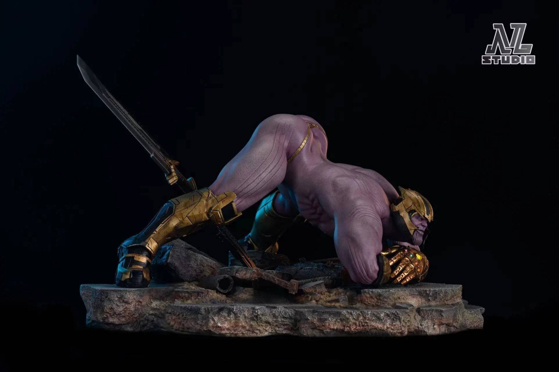 В 2 раза дешевле оригинальной Тифы откровенная фигурка Таноса в золотых стрингах