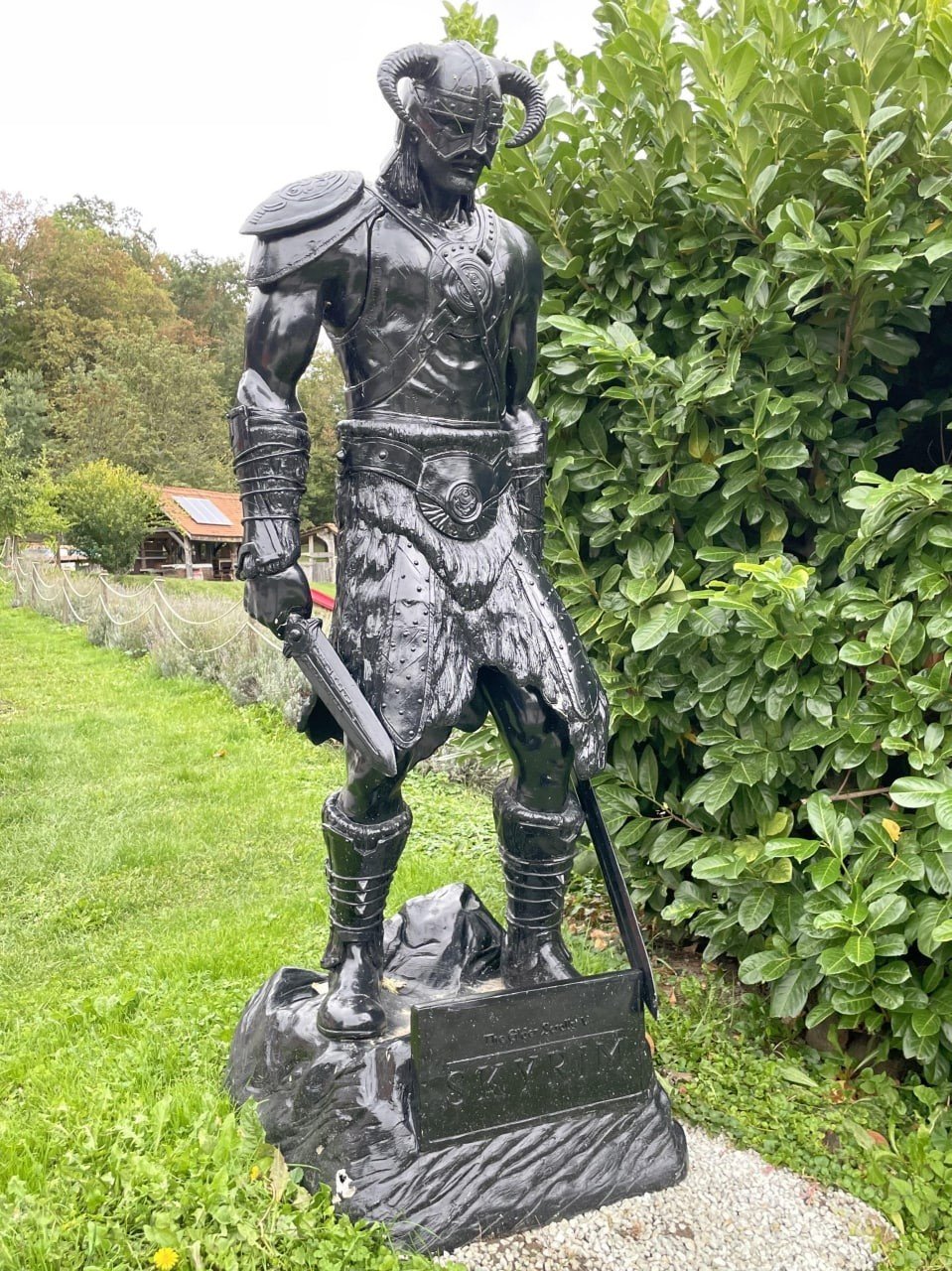 Довакину из Skyrim поставили памятник рядом с пивным пабом в Австрии