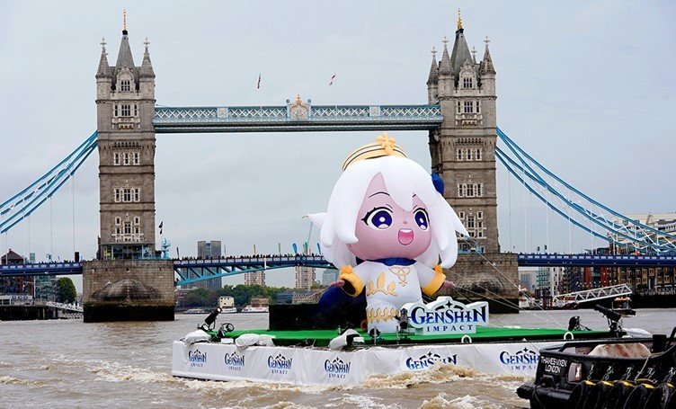 Большая статуя Паймон из Genshin Impact плавает в центре Лондона