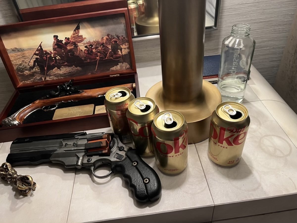 Илон Маск показал свой прикроватный столик c пистолетом из Deus Ex