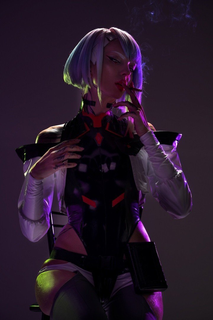 Косплеерша Xenon обнажила шикарную грудь в образе Люси из Cyberpunk Edgerunners