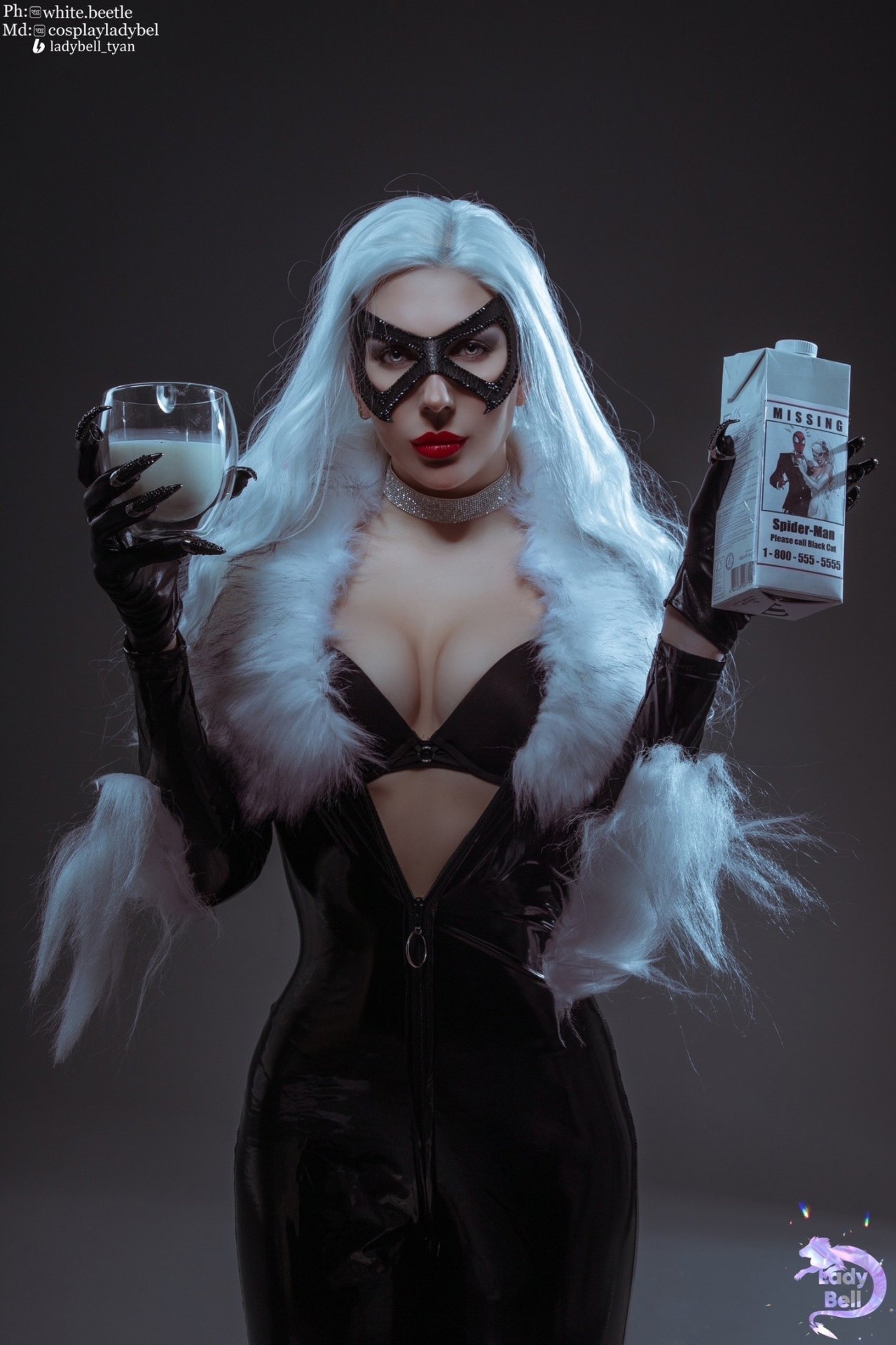 Россиянка облила грудь молоком и показала попу в образе Черной кошки из Marvel