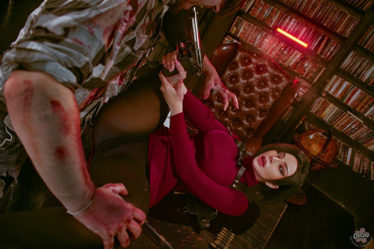 Косплей зомби пытается заглянуть под юбку сексуальной Ады Вонг из Resident Evil 4