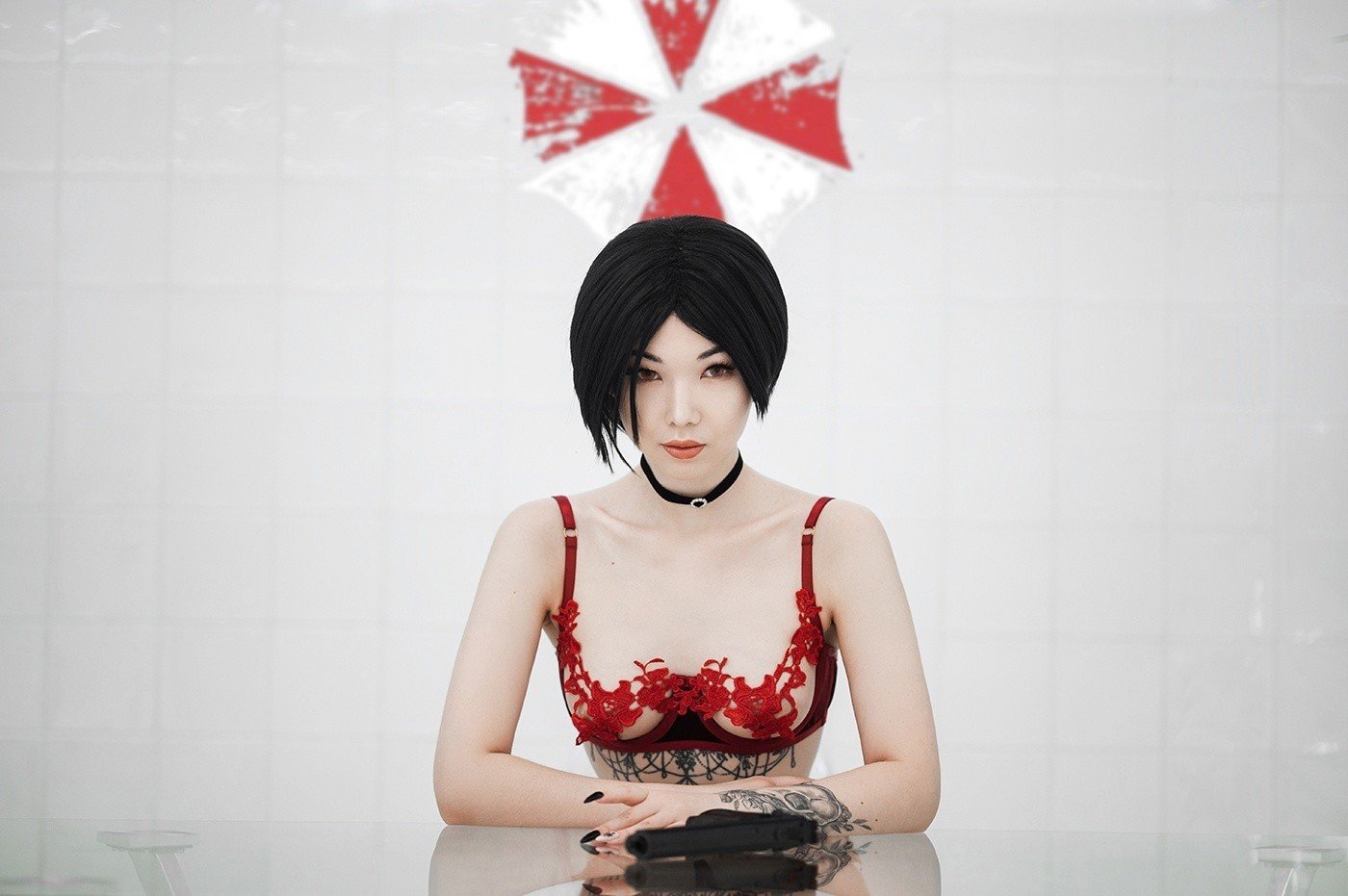 Косплей сексуальная азиатка в образе Ады Вонг с красивой фигурой
