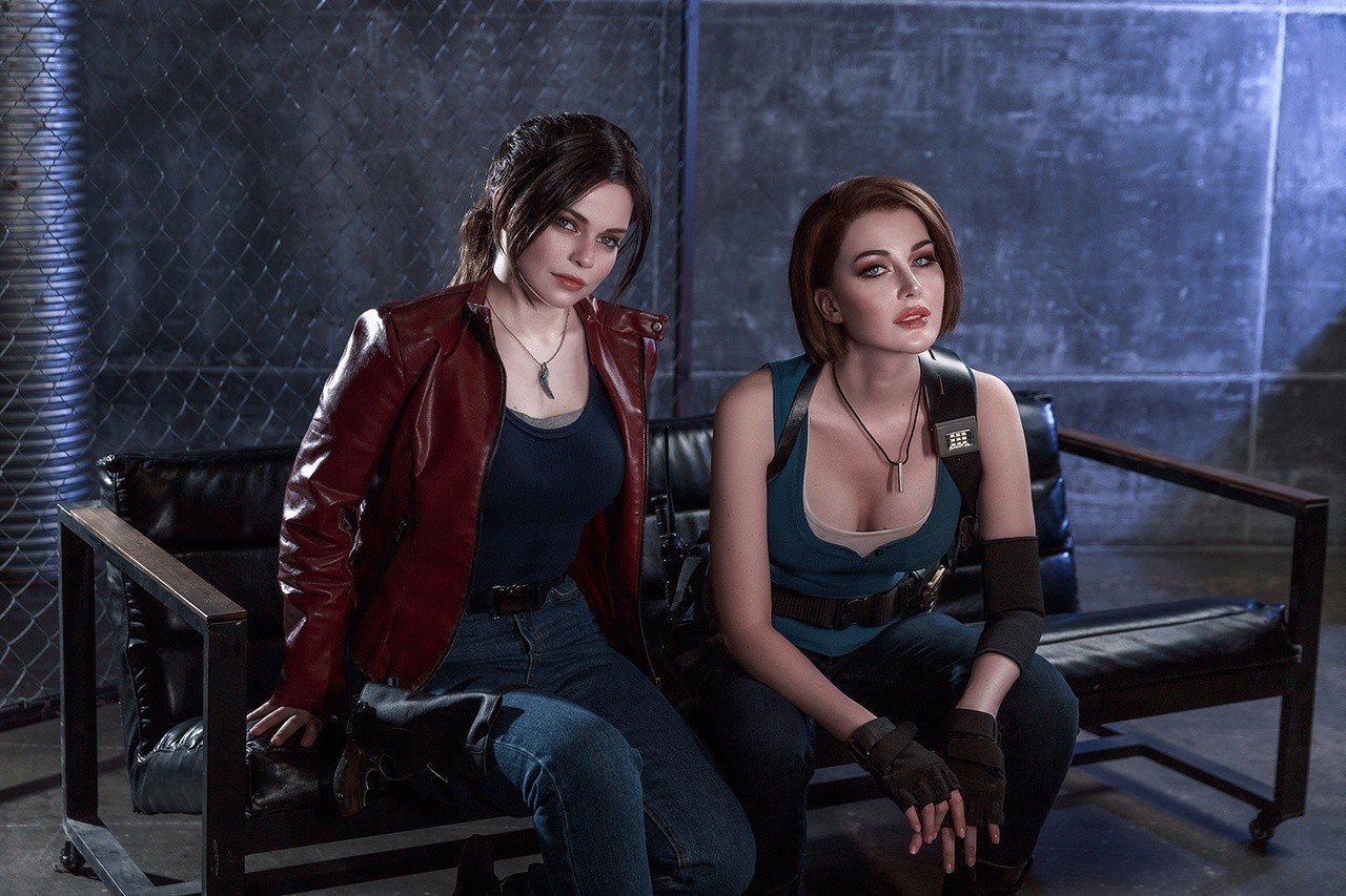Косплей Джилл и Клэр из Resident Evil показали упругие груди в майках