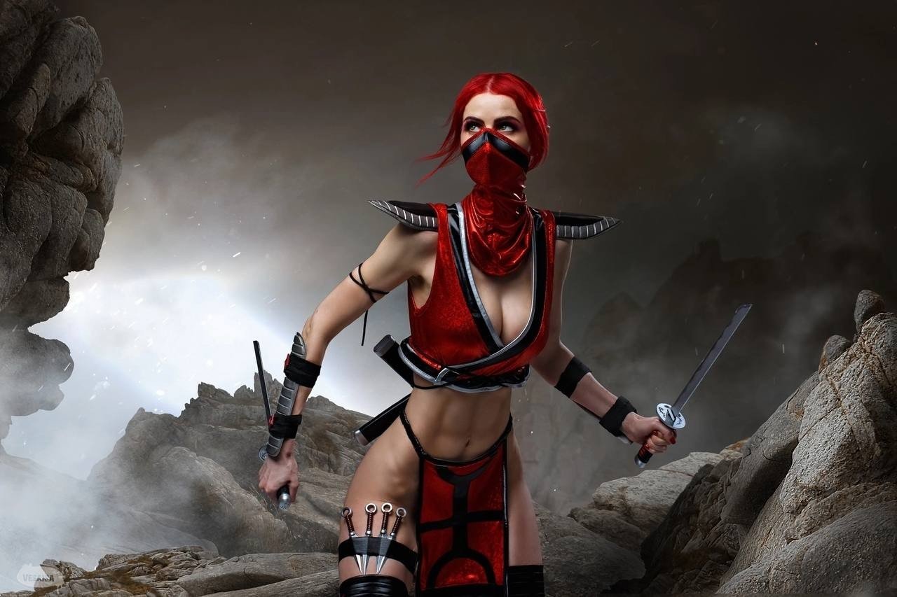 Российская модель похвасталась рельефным прессом в косплее на Скарлет из Mortal Kombat 9