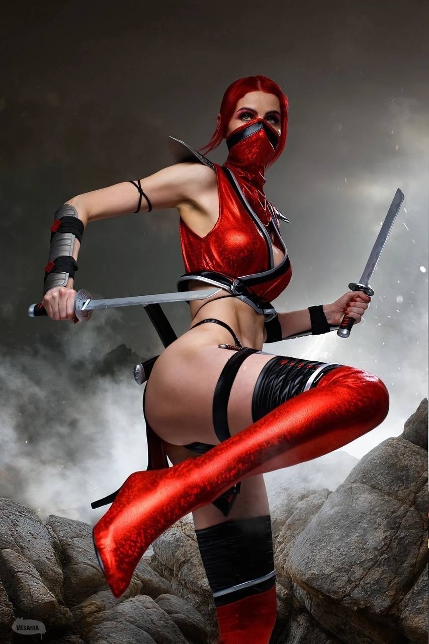 Российская модель похвасталась рельефным прессом в косплее на Скарлет из Mortal Kombat 9