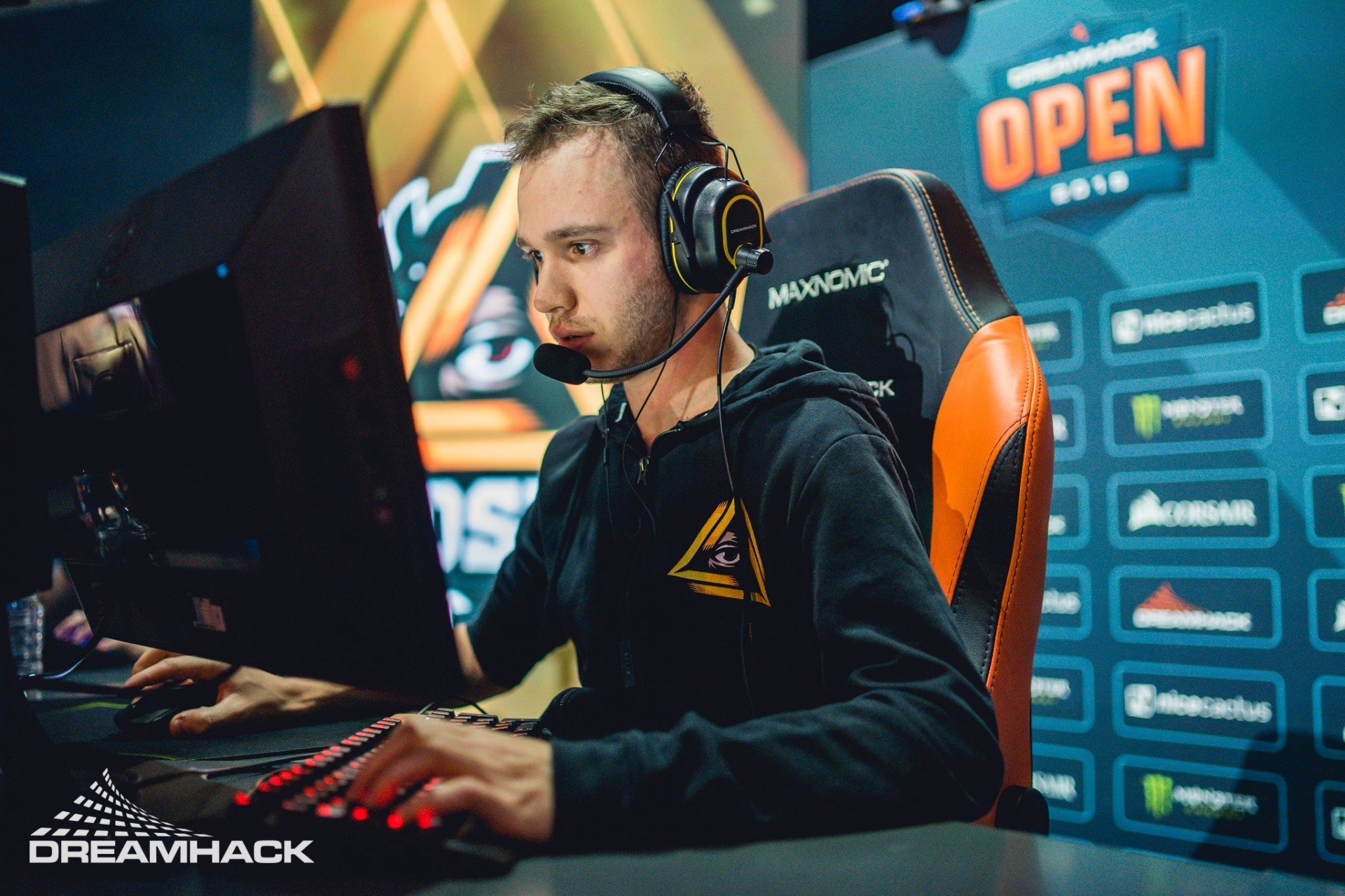 ForZe разгромила FunPlus Phoenix на Dust 2