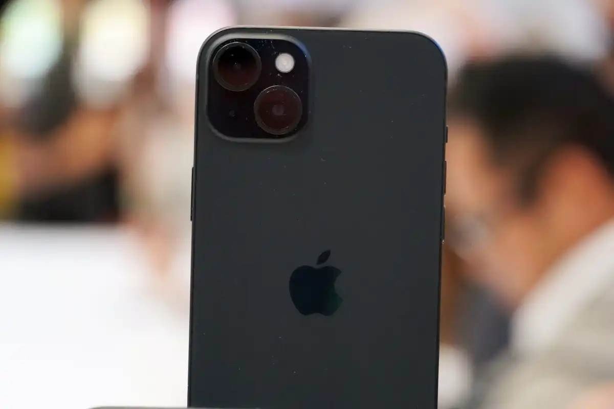 Посмотрите фото iPhone 11, что бы узнать, как выглядит этот гаджет>