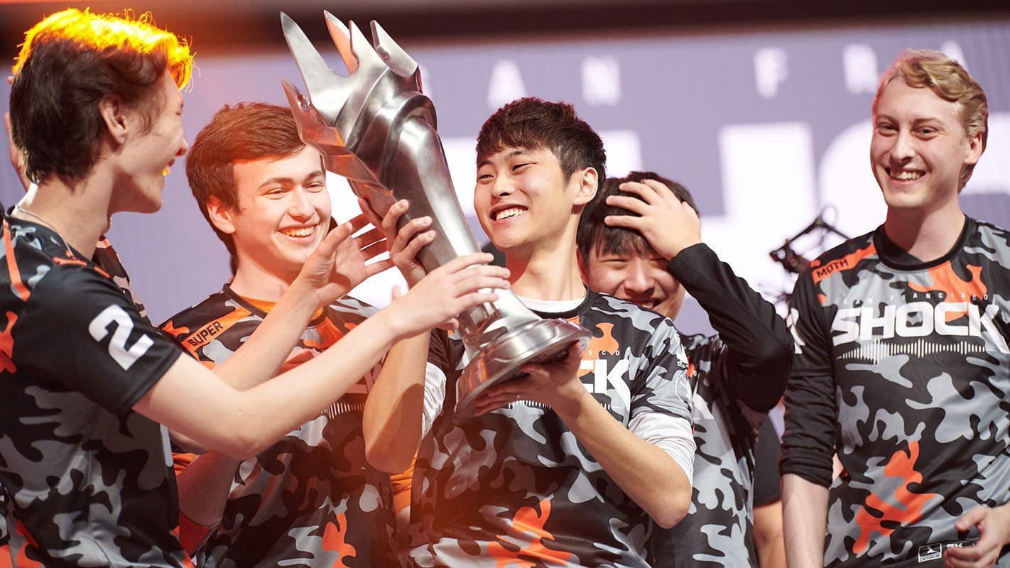 Overwatch League выпустила кастомные кроссовки Nike