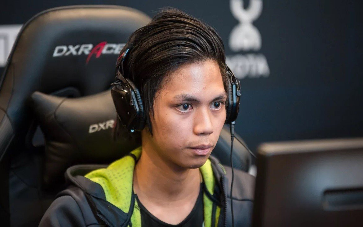 Neon esports. Неон КИБЕРСПОРТСМЕН. Киберспортсмены неон.