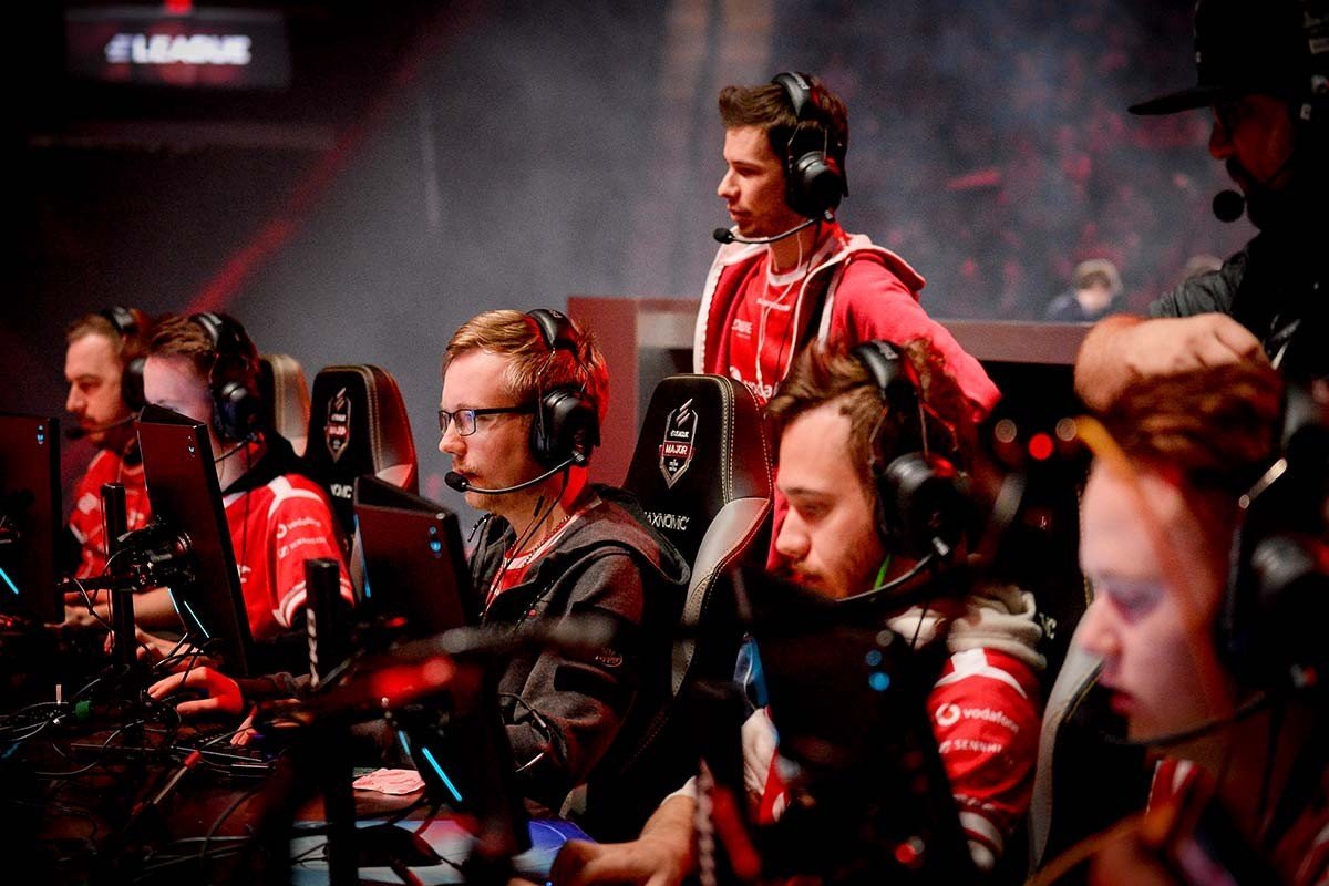STYKO chrisJ и Lmbt  из mousesports отправляются на скамейку запасных
