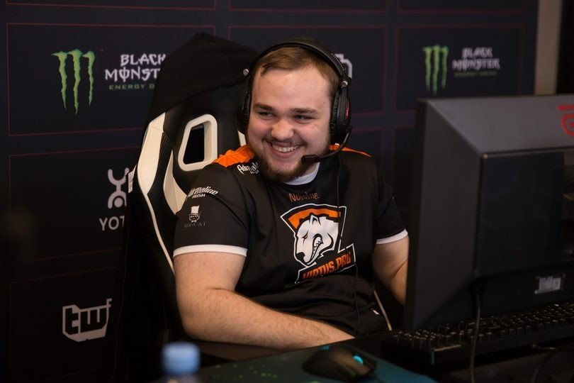 9pasha и Noone играли в Apex Legends во время турнира MDL Macau по Dota 2
