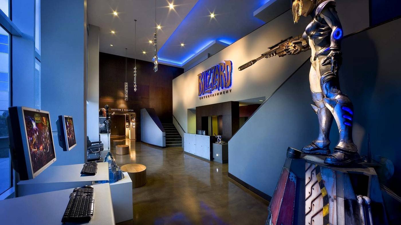 В офисе Blizzard установлены двухметровые клинки Иллидана из 140 листов золота