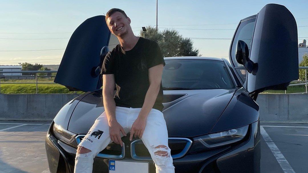 Роман Resolut1on Фоминок похвастался новой тачкой  он приобрел BMW i8 за 10 миллионов рублей