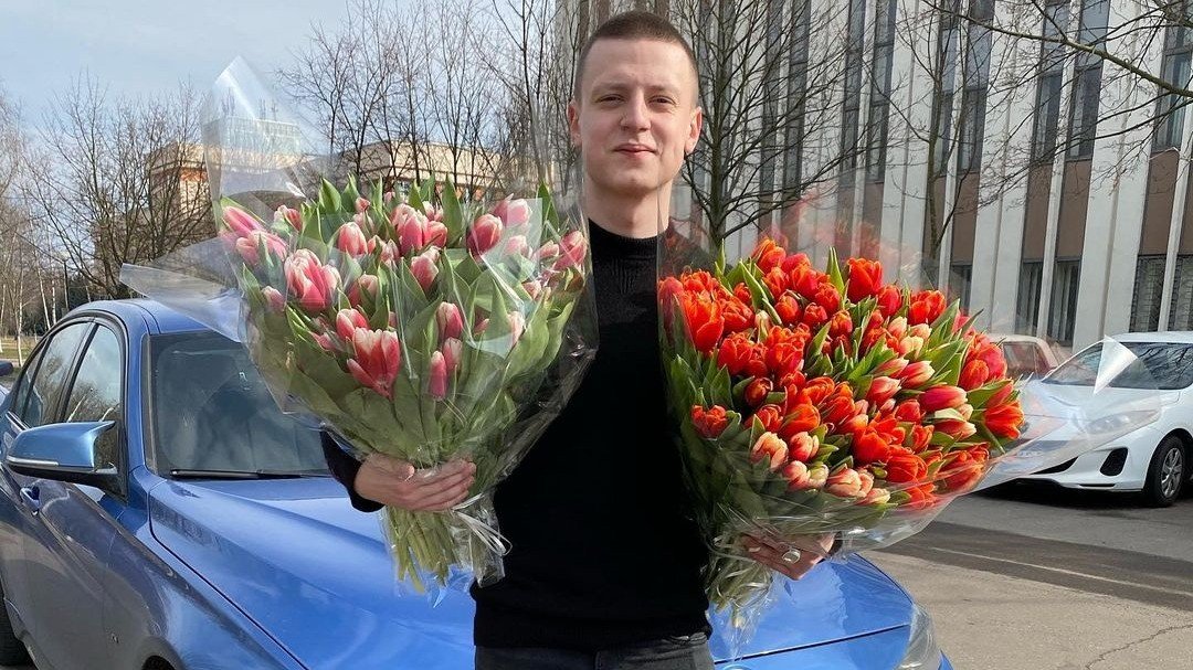 Скандальный белорусский блогер выплатил 2 миллиона рублей хозяйке машины на капоте которой танцевал