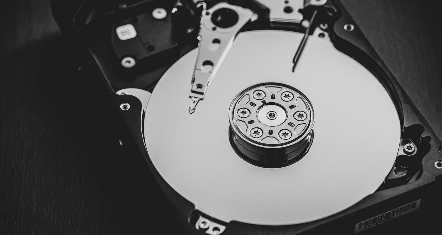 Источник: FineProxy / Намагниченные пластины жесткого диска